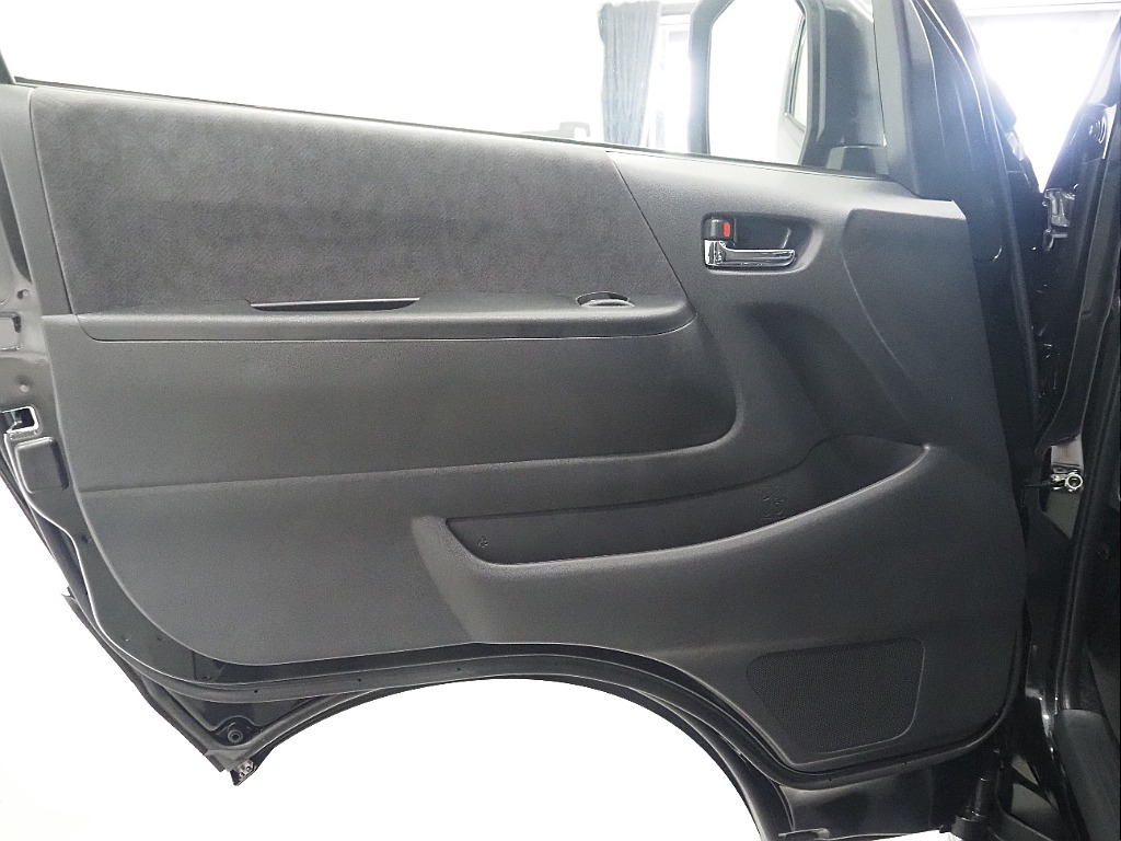 【新車/ハイエースワゴンGL/オリジナル内装架装familiar/ベッドキッド】フローリング施工♪【全国納車可能】