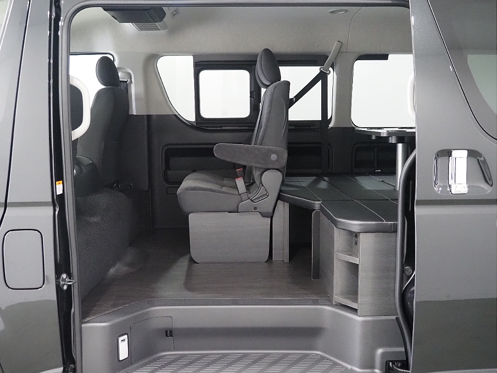 【新車/ハイエースワゴンGL/オリジナル内装架装familiar/ベッドキッド】フローリング施工♪【全国納車可能】