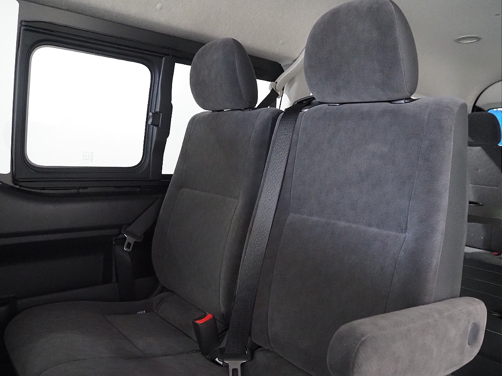 【新車/ハイエースワゴンGL/オリジナル内装架装familiar/ベッドキッド】フローリング施工♪【全国納車可能】