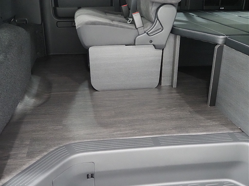 【新車/ハイエースワゴンGL/オリジナル内装架装familiar/ベッドキッド】フローリング施工♪【全国納車可能】