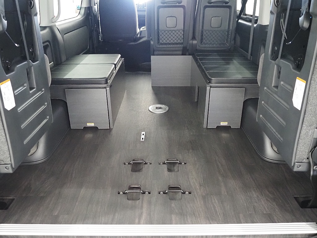 【新車/ハイエースワゴンGL/オリジナル内装架装familiar/ベッドキッド】フローリング施工♪【全国納車可能】