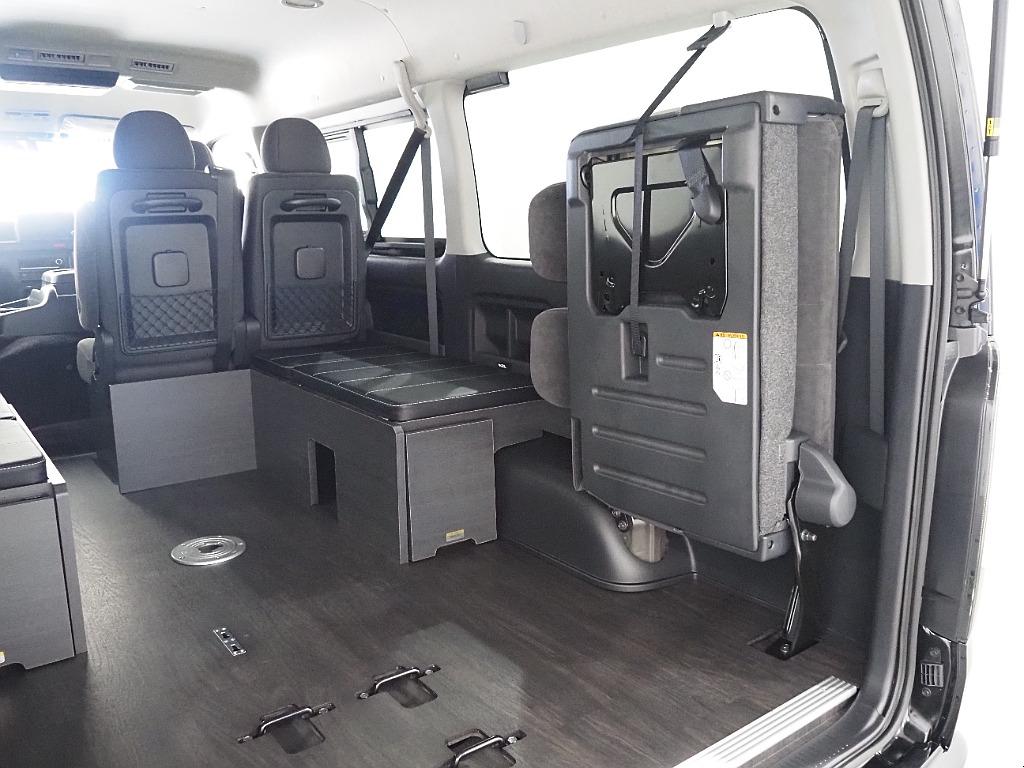 【新車/ハイエースワゴンGL/オリジナル内装架装familiar/ベッドキッド】フローリング施工♪【全国納車可能】