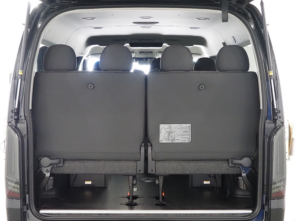 【新車/ハイエースワゴンGL/オリジナル内装架装familiar/ベッドキッド】フローリング施工♪【全国納車可能】