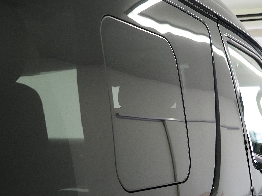 【新車/ハイエースワゴンGL/オリジナル内装架装familiar/ベッドキッド】フローリング施工♪【全国納車可能】