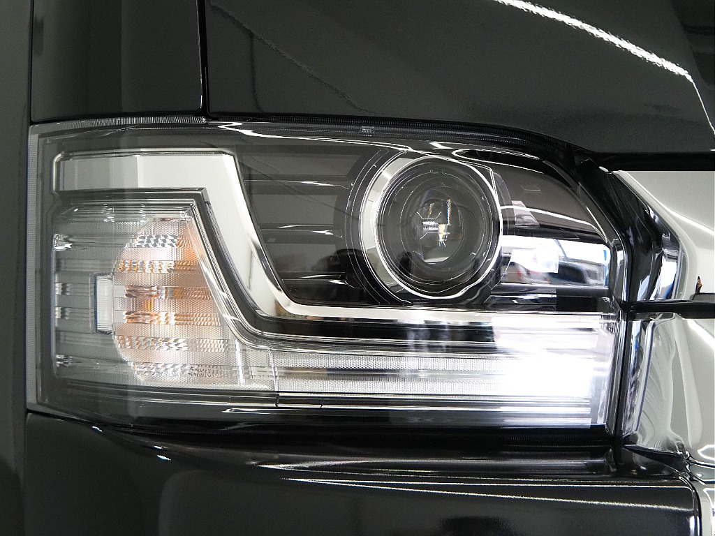 【新車/ハイエースワゴンGL/オリジナル内装架装familiar/ベッドキッド】フローリング施工♪【全国納車可能】