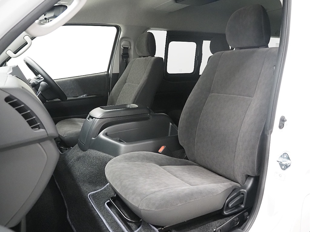 【新車/ハイエースワゴンGL/4WD/familiar/2.7Lガソリン】フローリング施工【全国納車可能】