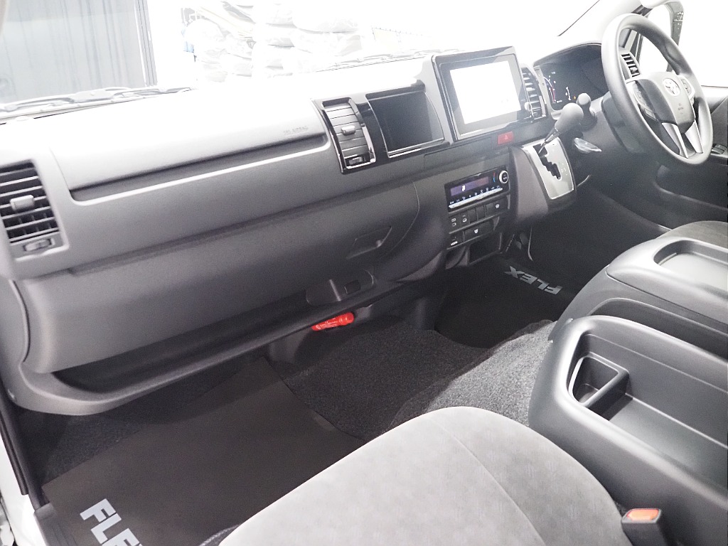 【新車/ハイエースワゴンGL/4WD/familiar/2.7Lガソリン】フローリング施工【全国納車可能】