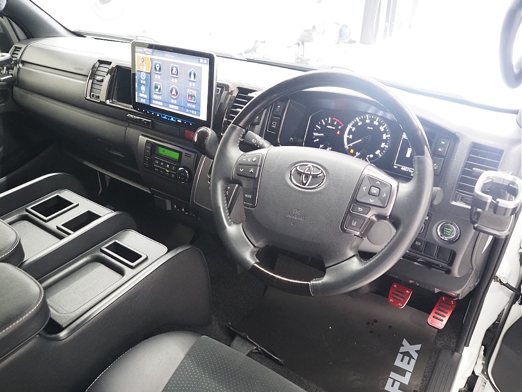 【R5年式/ワイドバンディーゼル2WD/両側小窓付き/11インチナビ】大容量スペース！【全国納車可能】