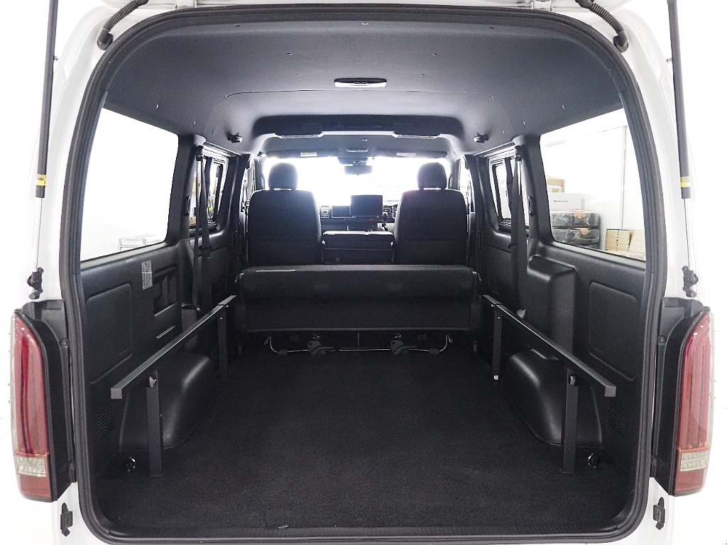 【R5年式/ワイドバンディーゼル2WD/両側小窓付き/11インチナビ】大容量スペース！【全国納車可能】