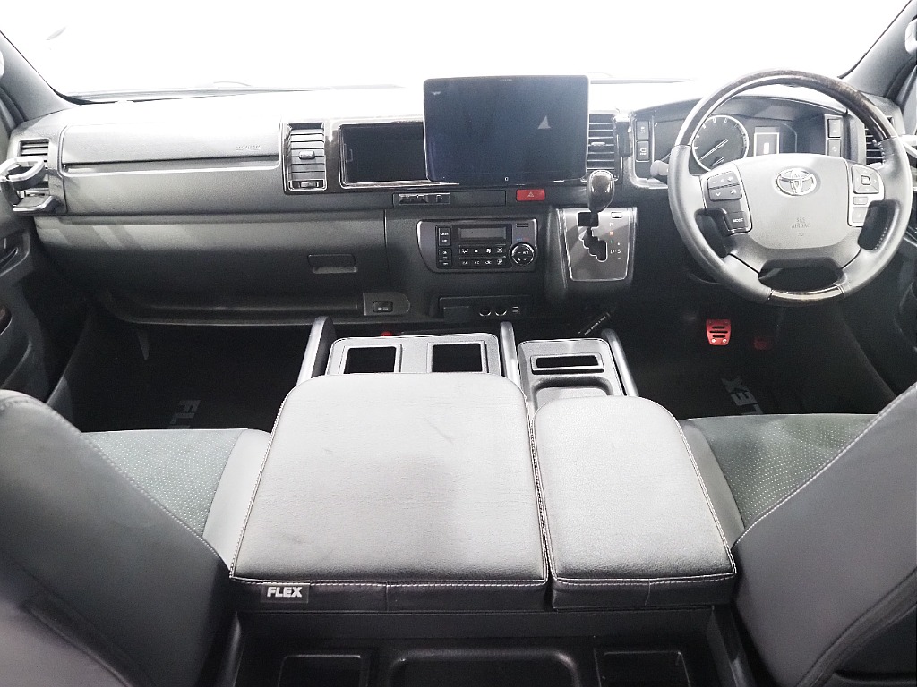 【R5年式/ワイドバンディーゼル2WD/両側小窓付き/11インチナビ】大容量スペース！【全国納車可能】