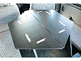 専用設計の組み立て式テーブルを設置し、車内にくつろぎの空間が完成♪