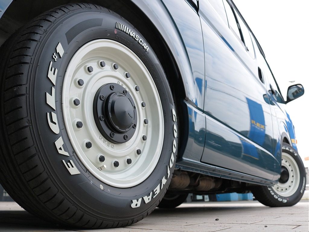 足元にはＤＥＥＮコロラド１６インチアルミホイール（ＦＬＥＸオリジナルカラー）＆グッドイヤーナスカータイヤをセット！