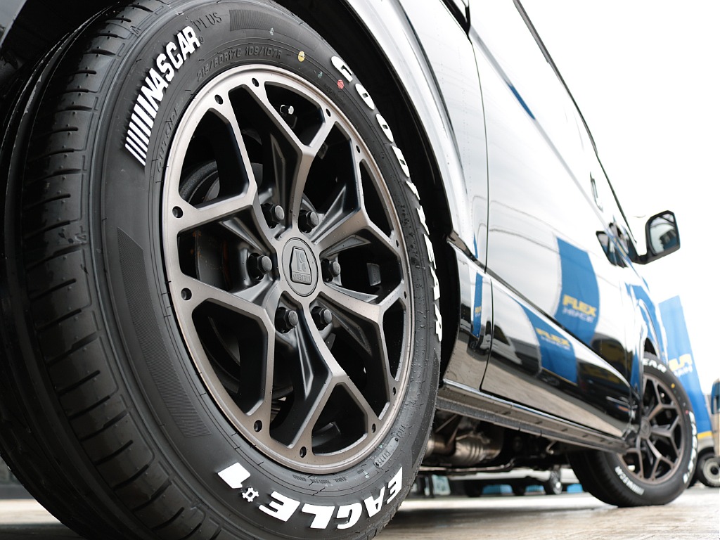 足元はＦＬＥＸバルベロＨＥＸ１７インチアルミホイール＆グッドイヤーナスカータイヤの組み合わせ！