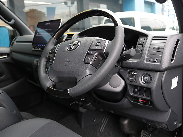 特別装備　マホガニー調黒木目コンビハンドル！各所黒木目マホガニー調加飾＆ダークシルバー加飾！