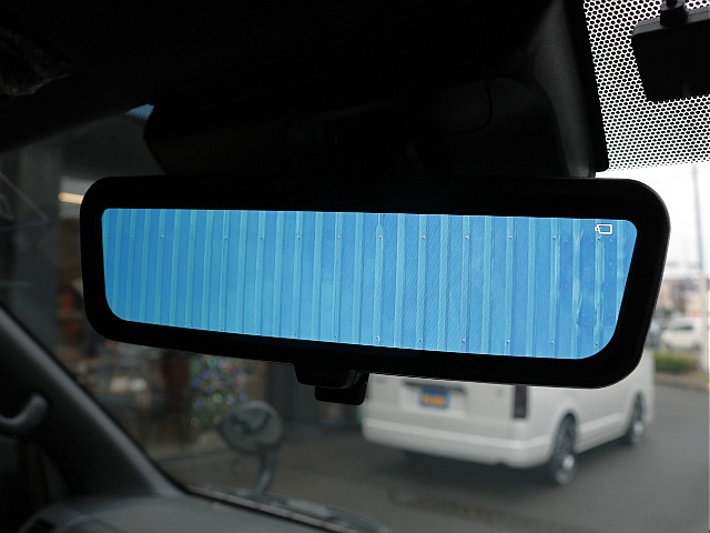 メーカーオプションのデジタルインナーミラーももちろん完備！