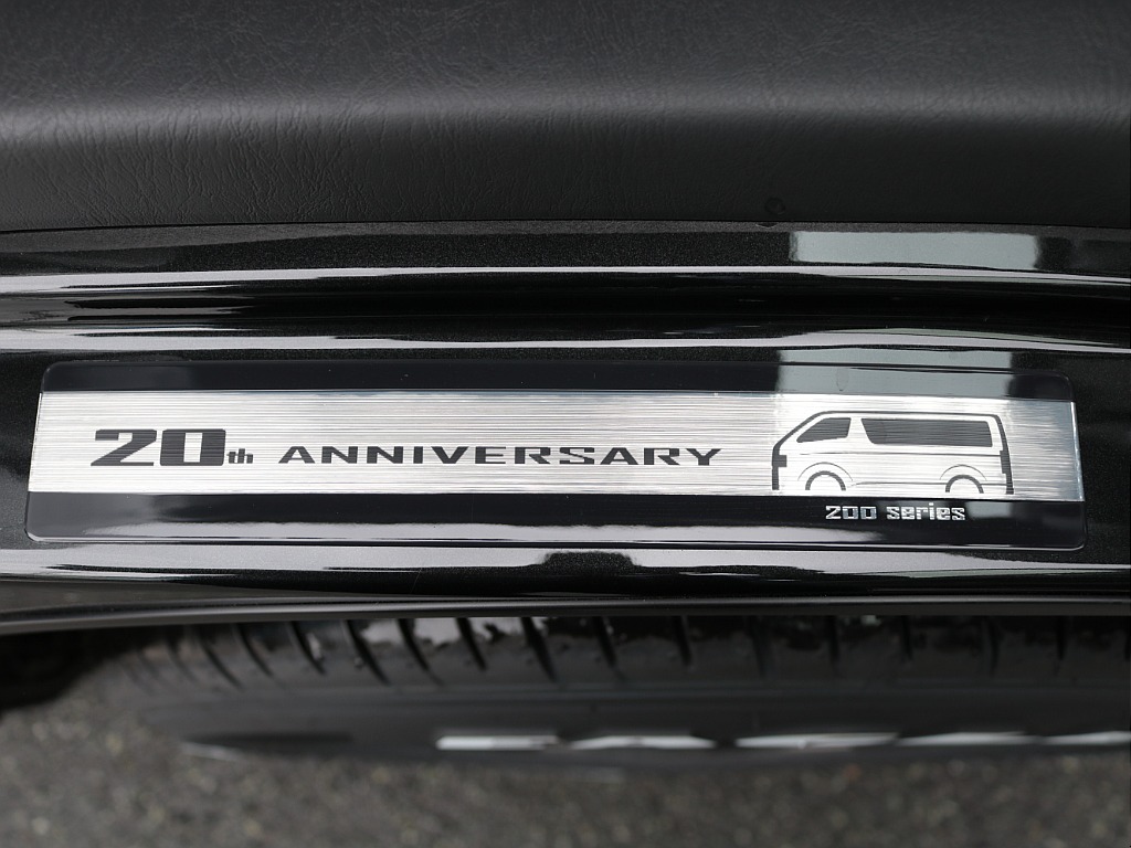 200系ハイエース誕生20周年記念ロゴ入りのフロントドアスカッフプレート！