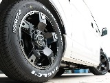 足元にはＦＬＥＸデルフ０３　１７インチアルミホイールとナスカータイヤのセットを装着しました！