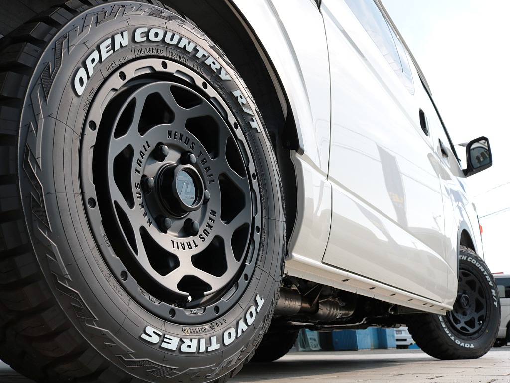 足元には新品ＦＬＥＸネクサストレイル１６インチアルミホイール＆ＴＯＹＯオープンカントリーＲＴを装着！