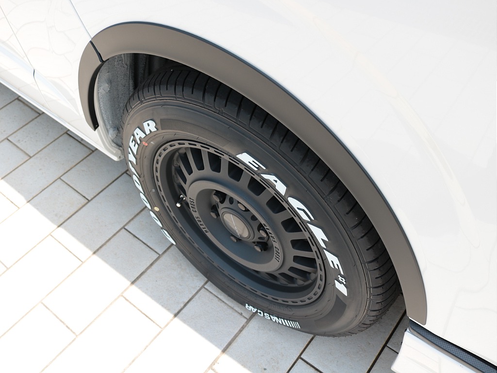 ダウンルックにも効果的かつワイルドなスタイルに仕上がるＦＬＥＸマットブラックオーバーフェンダーも付いております！