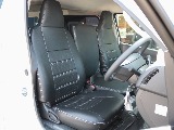 ＦＬＥＸシートカバーを装着！フロント、リア共に３人掛けで６名乗車可能です！