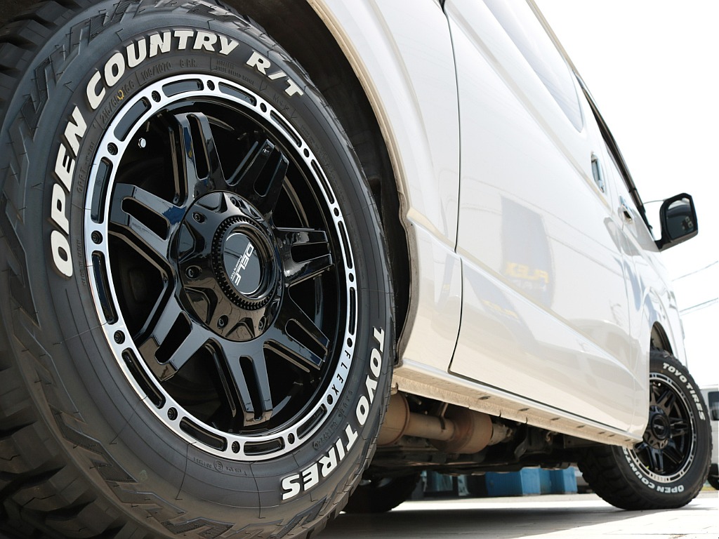 足元には新品のＦＬＥＸデルフ０４　１６インチアルミホイール＆ＴＯＹＯオープンカントリーＲＴタイヤの組み合わせ！