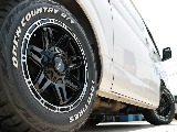 足元には新品のＦＬＥＸデルフ０４　１６インチアルミホイール＆ＴＯＹＯオープンカントリーＲＴタイヤの組み合わせ！