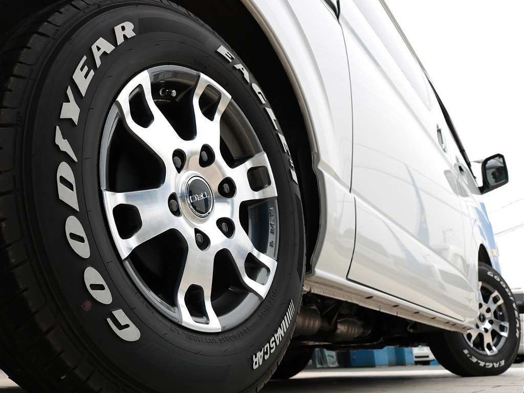 足元にはＴＲＤ１５インチアルミホイールセットの組み合わせ！
