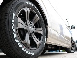 足元にはＦＬＥＸバルベログランデ１７インチアルミホイール＆グッドイヤーナスカータイヤの組み合わせ！