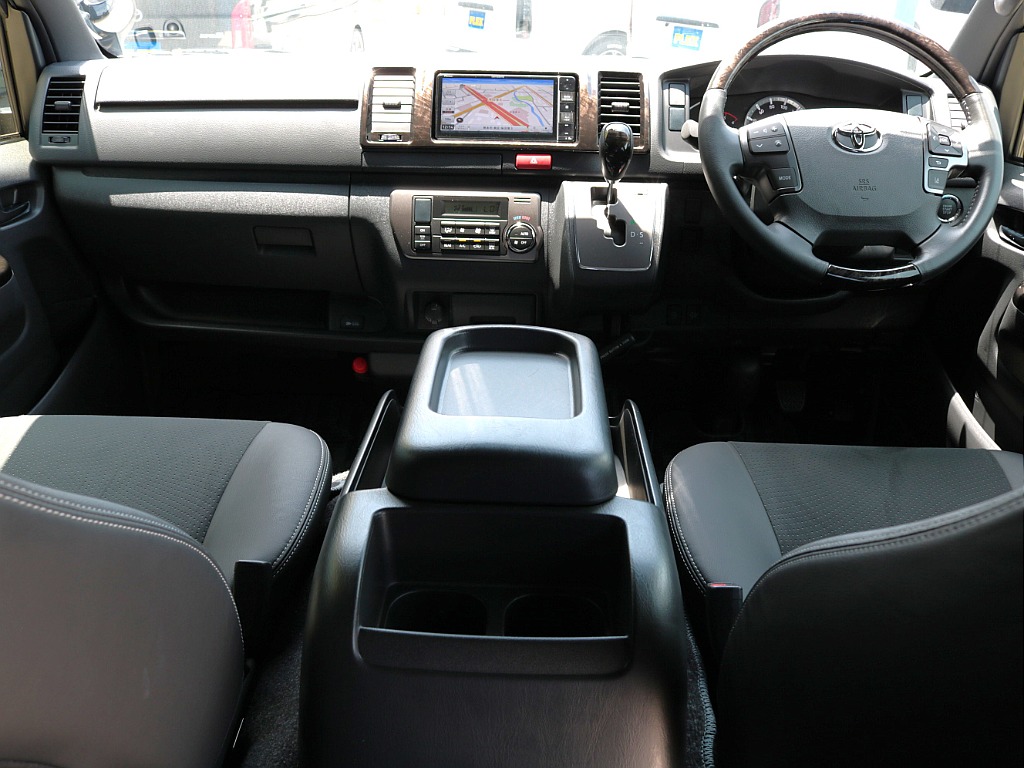 令和６年式　ハイエースＶ　スーパーＧＬ　特別仕様車「ダークプライムⅡ」　２８００ｃｃ　ディーゼル　２ＷＤ　両側パワースライドドア付き　走行11,400km