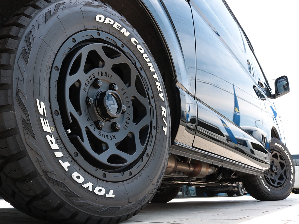 足元には新品ＦＬＥＸネクサストレイルＮＴ－１　１６インチアルミホイール＆ＴＯＹＯオープンカントリーＲＴを装着！