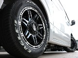 足元には新品のＦＬＥＸデルフ０４　１７インチアルミホイール＆グッドイヤーナスカータイヤの組み合わせ！