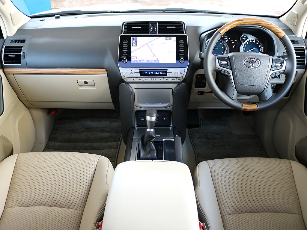 車内は高級感のある本革シートにベージュ内装！これだけ綺麗だと最初の内は使うのも気が引けそうです､､､