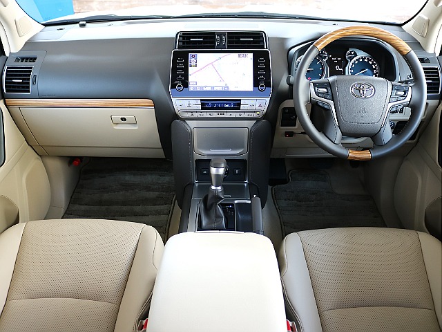 車内は高級感のある本革シートにベージュ内装！これだけ綺麗だと最初の内は使うのも気が引けそうです､､､