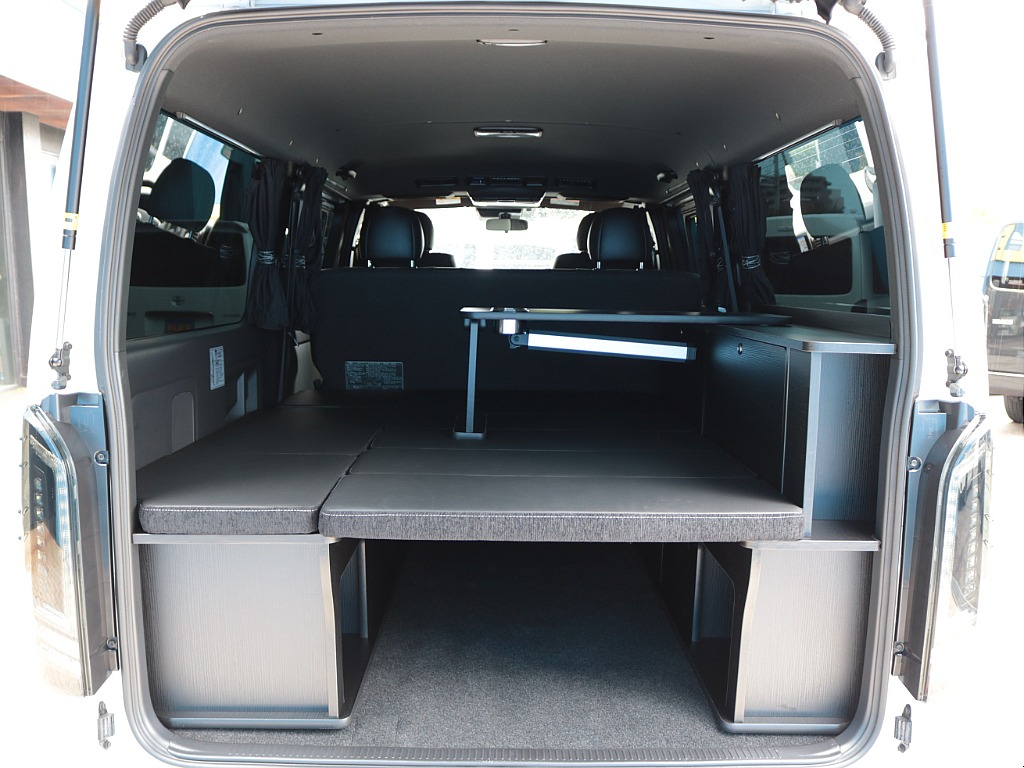 新品でＦＬＥＸＲＯＯＭベッドキットを装着しました！ハイエースバンの広大な車内を多目的に利用可能にしてくれるベッドキットです♪
