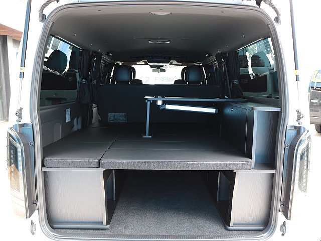 新品でＦＬＥＸＲＯＯＭベッドキットを装着しました！ハイエースバンの広大な車内を多目的に利用可能にしてくれるベッドキットです♪