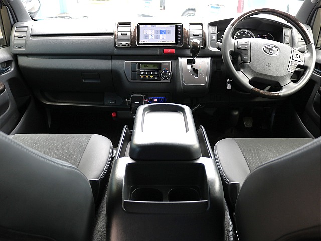 令和５年式　ハイエースＶ　スーパーＧＬ　特別仕様車「ダークプライムⅡ」　２０００ｃｃ　ガソリン　２ＷＤ　スライドドア小窓付き　走行２０,４００km