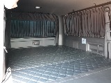 室内カーテン付きで人目を気にせず着替えや車中泊ができちゃいますね♪