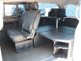 テーブルセット付きで車内で団らんもできちゃいますね！ベッドマットを外せばウォークスルーに♪