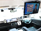 後席用にフリップダウンモニター付きです！長時間のドライブもこれで退屈しませんね♪ナビ横にはサブモニター付き！