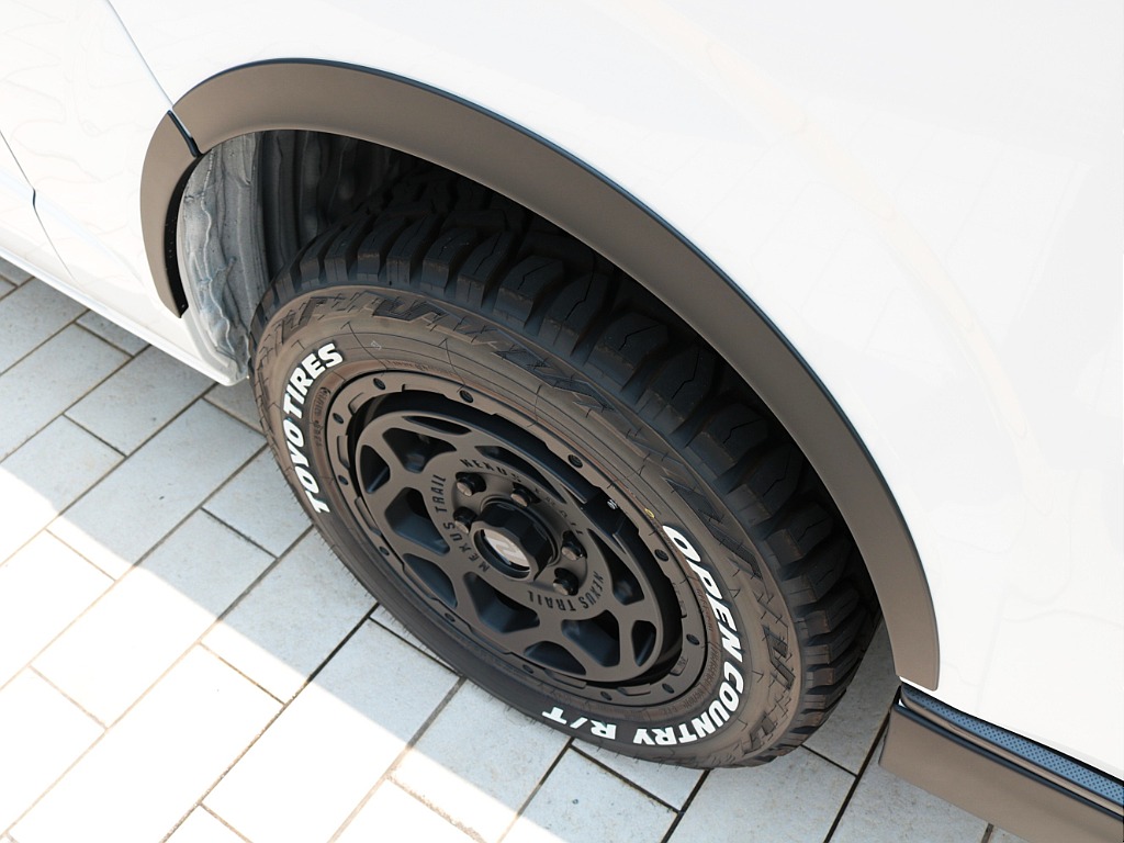 ダウンルックにも効果的かつワイルドなスタイルに仕上がるＦＬＥＸマットブラックオーバーフェンダーも付いております！