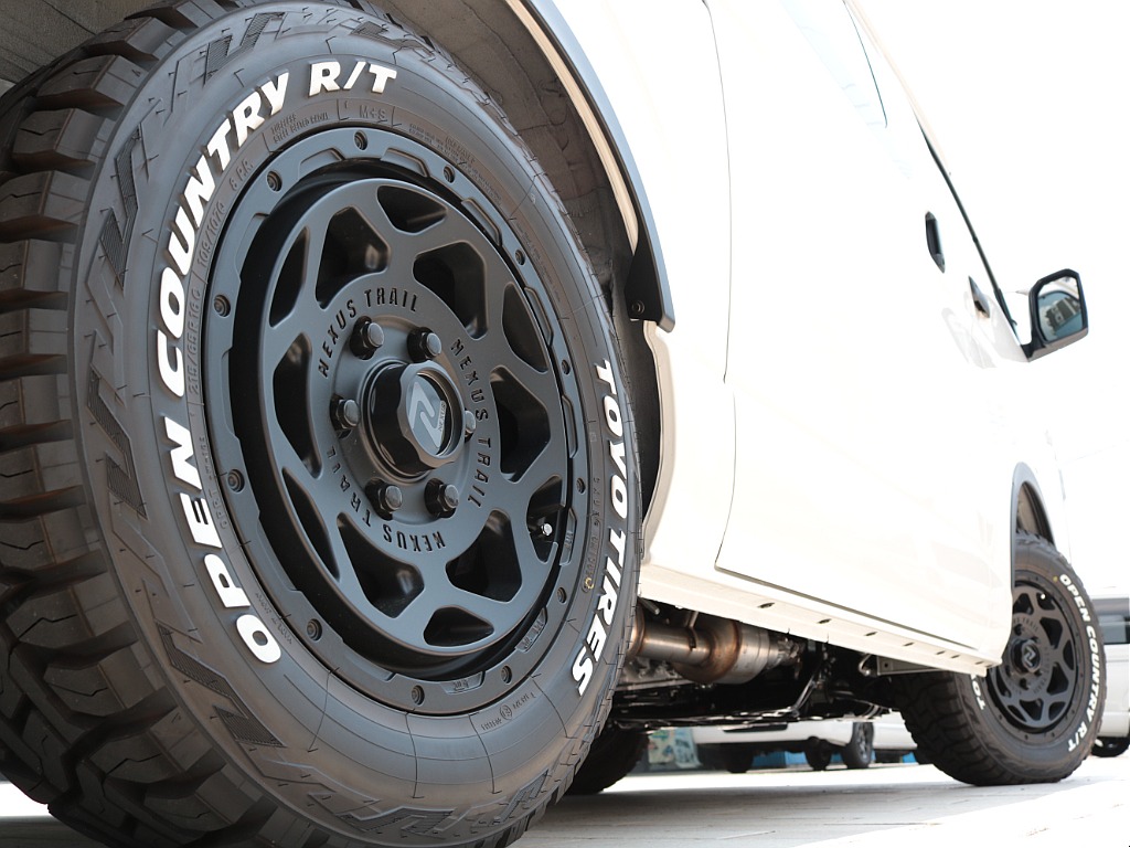 足元にはＦＬＥＸネクサストレイルＮＴ－１　１６インチアルミホイール＆ＴＯＹＯオープンカントリーＲＴを装着！