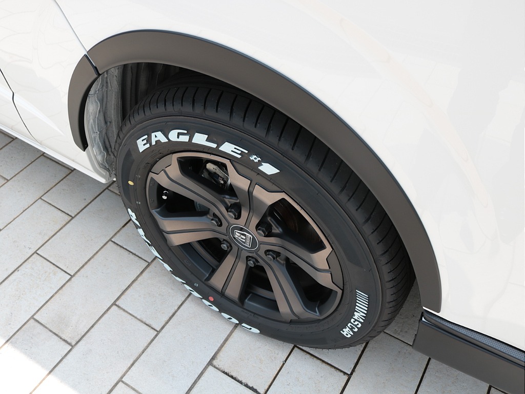 ダウンルックにも効果的かつワイルドなスタイルに仕上がるＦＬＥＸマットブラックオーバーフェンダーも付いております！