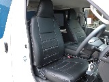 ＦＬＥＸシートカバーを装着！フロント、リア共に３人掛けで６名乗車可能です！