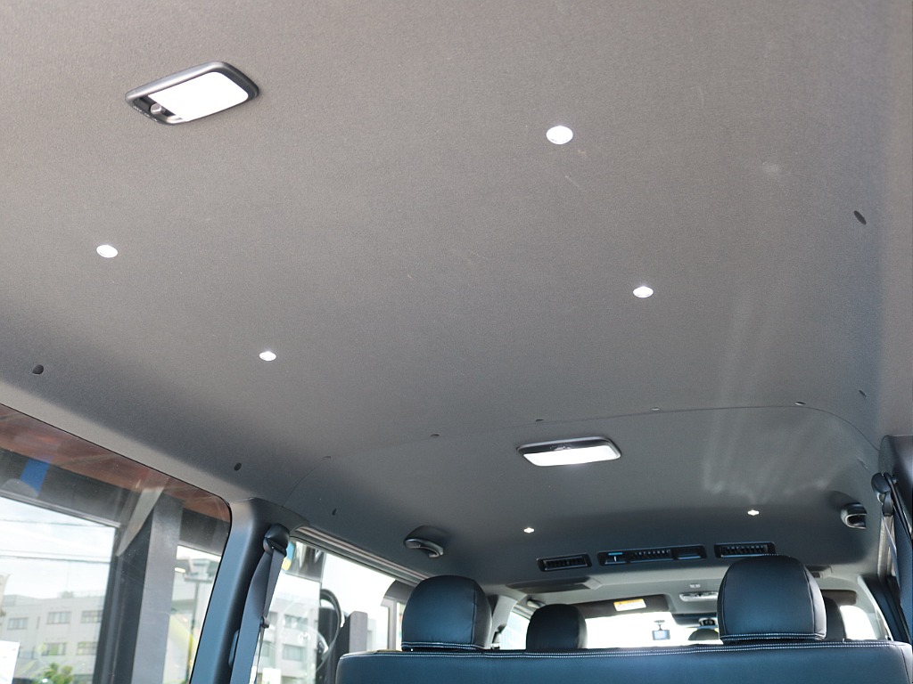 天井のＬＥＤカーゴライトが車内をオシャレに演出します♪