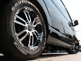 足元はＦＬＥＸデルフ０２　１７インチアルミホイール＆グッドイヤーナスカータイヤの組み合わせ！