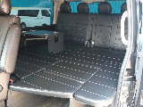 テーブルセット付きで車内で団らんもできちゃいますね！ベッドマットを外せばウォークスルーに♪
