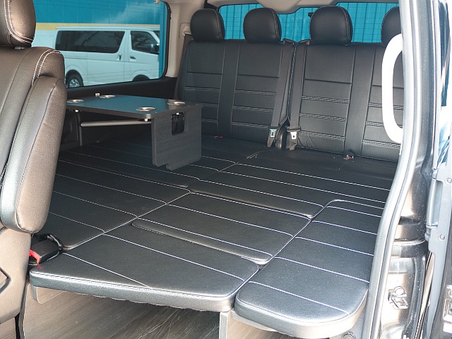 テーブルセット付きで車内で団らんもできちゃいますね！ベッドマットを外せばウォークスルーに♪