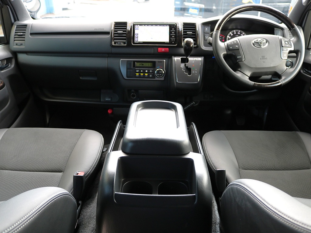 令和６年式　７型　ハイエースバン　スーパーＧＬ　ダークプライムⅡ　５人乗り　２８００ｃｃ　ディーゼル　２ＷＤ　走行３，９００ｋｍ！　両側パワースライドドア・ＰＶＭ・デジタルインナーミラー付き