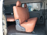 クラシックな生地が車内を温かみのある雰囲気に仕上げます♪