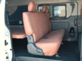 クラシックな生地が車内を温かみのある雰囲気に仕上げます♪